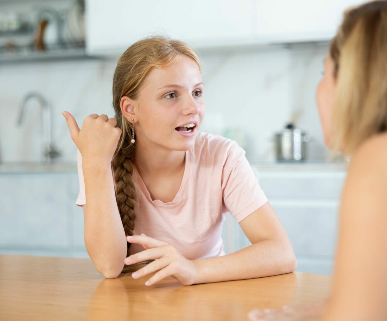 adolescente accompagnée par une MECS
