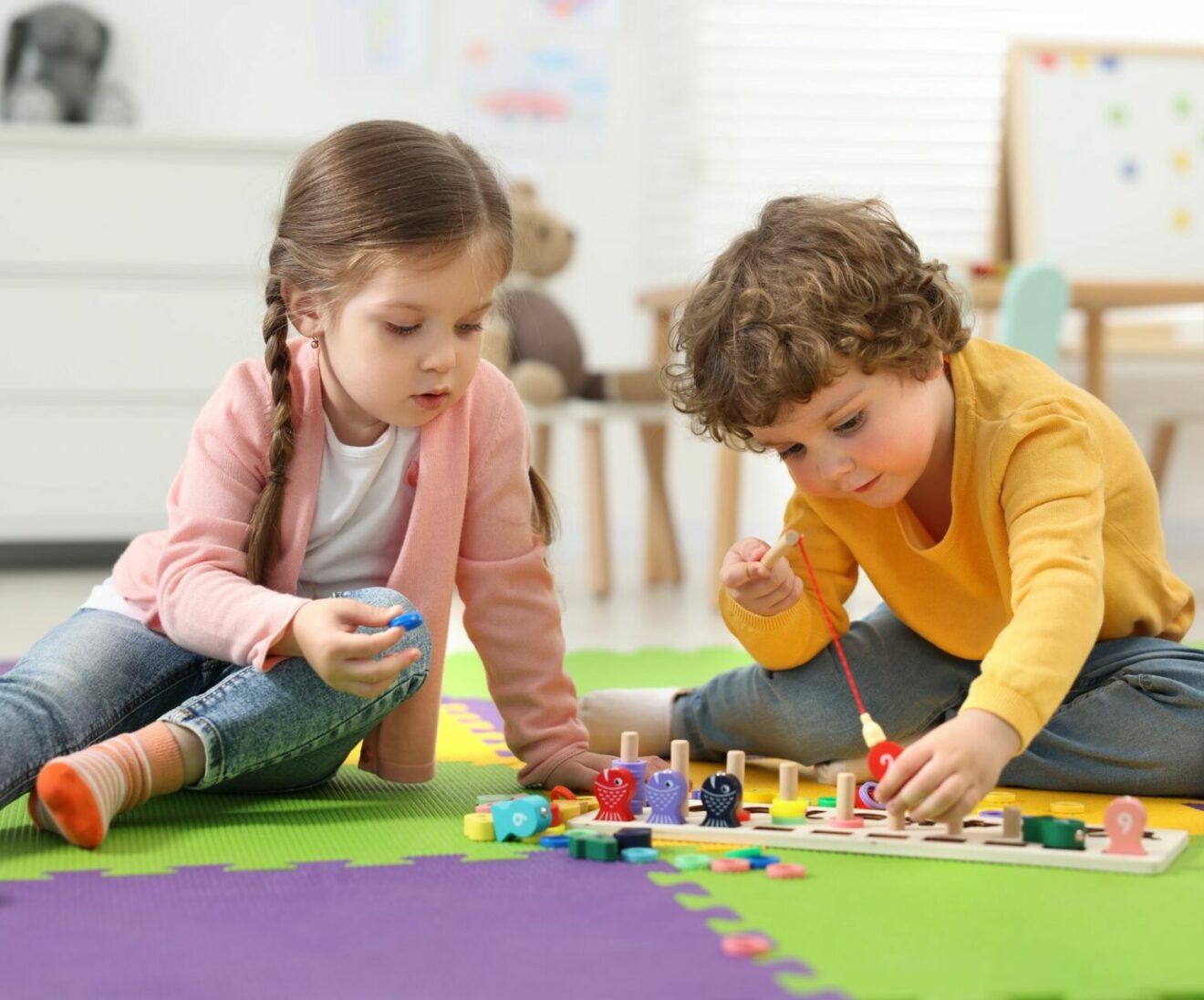 Enfants jouants dans une maison d'enfants de saint vincent de paul