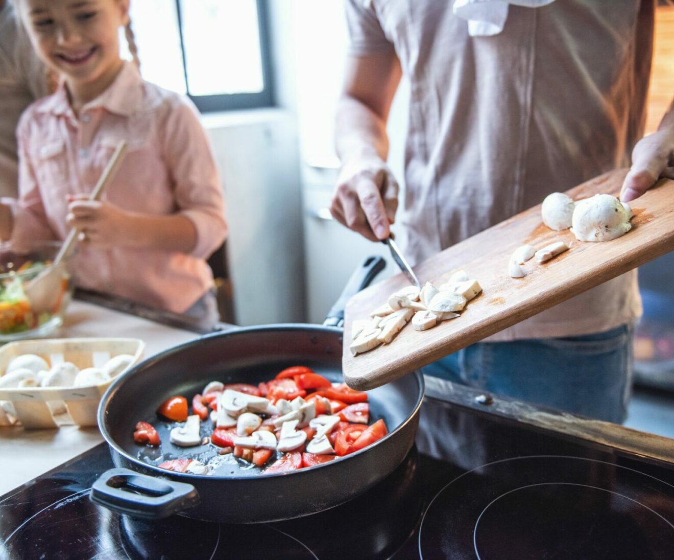 enfant et adulte faisant la cuisine dans une maisons d’enfants à caractère social (MECS)